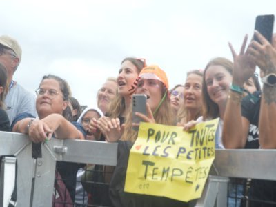 La tourmente de ses chants est venue réchauffer les cœurs et l'ambiance. Zaho de Sagazan, a fait chanter et danser le public de la scène Château, lors de son concert, vendredi 23 août. - Elodie Chalandre