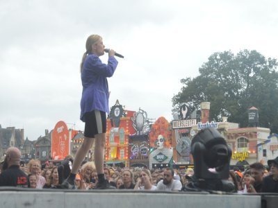 La tourmente de ses chants est venue réchauffer les cœurs et l'ambiance. Zaho de Sagazan, a fait chanter et danser le public de la scène Château, lors de son concert, vendredi 23 août. - Elodie Chalandre