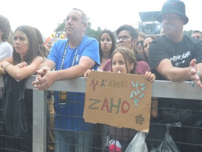 Anna, 10 ans, etait aux premières loges pour admirer Zaho de Sagazan. Et pour la fillette, dont les yeux étaient remplis d'étoiles pendant tout le show, impossible de choisir une chanson favorite : " C'est toutes mes préférées ! " - Elodie Chalandre