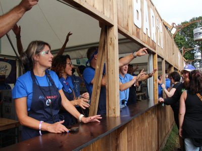 Les bénévoles de l'Ancienne de Château-Gontier (Mayenne) chantaient et dansaient avec les festivaliers tout en tenant un bar. - Thomas Gourlin