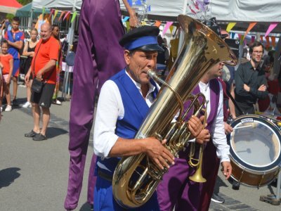 Diverses animations sont proposées autour du concours de peinture et de sculptureTout art fer et notamment de la musique. En 2022, la fanfare CHIK and CHOK animait la place du Port, à Segré. Photo d'archives. - Charlie Creteur