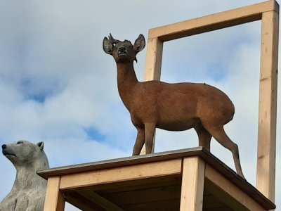 L'autre sculpture dégradée est celle du chevreuil auquel il a été enlevé un bois. - Philippe Simon