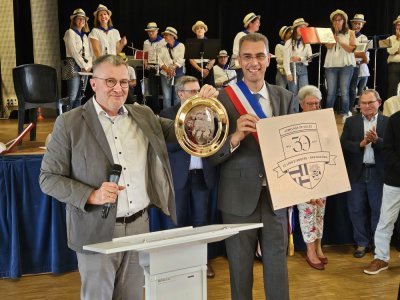 Échange de souvenirs entre les deux villes jumelées. - Renault Frédéric