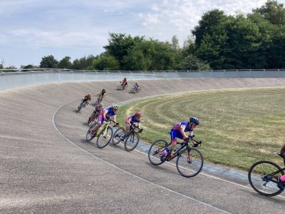 Les jeunes coureurs se sont bien défendus sur le vélodrome - Mickael