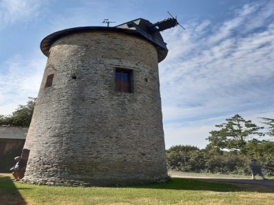 Inscrit à l'Inventaire des Monuments historiques, le Moulin des Gués est actuellement sans ailes. - Philippe Simon