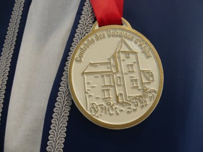 La médaille de la confrérie comporte des éléments du patrimoine. - Anne Roger