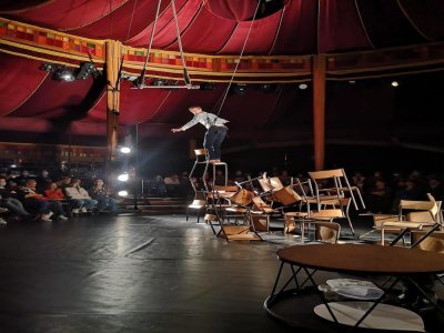 Samedi 21 septembre à 19 h, le public pourra pénétrer dans le chapiteau du spectacle L'âne et la carotte de Galapiat Cirque et Lucho Smit (Photo Magali Hardy). - Magali Hardy