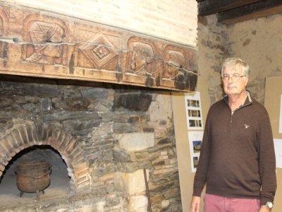 Le prochain chantier concernera le bâtiment abritant le four à pain avec cette cheminée remarquable qui "était sûrement à l'origine dans le manoir et qui fut déplacée ensuite". - Thomas Clavreul