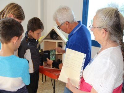 Ici M. Huau et Annie Gaultier, bénévoles, expliquant la construction de cet hôtel à insectes. - Thomas Clavreul