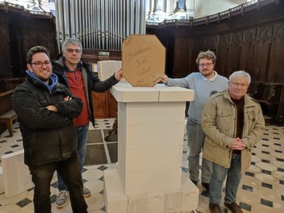 Candé abbé Kevin Emmanuel Labbé, Joseph Gourdon, bénévole Raphaël Leleu et Jacques Vilain lorsqu'a été installé la statue de Noêl Pinot qui a fait polémique - J Bouildé