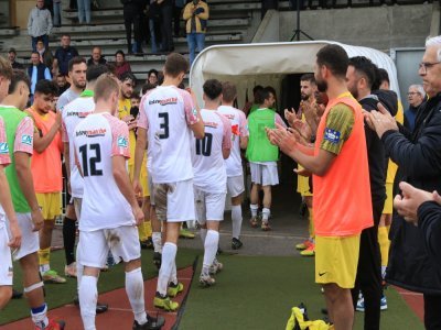 Les joueurs Segréens applaudis par les joueurs de St Philbert de Grand Lieu - Fabien Gohier