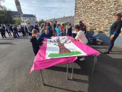 Les enfants ont mis leurs empreintes sur l'arbre de vie. - J Bouildé