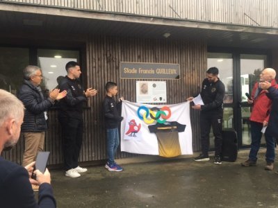 Le président du club Thomas Quéru et Noah dévoilent le nom du stade. - Marion