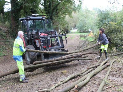 Les bois pour confectionner les berges étaient déposés puis amenés au plus près des berges en tracteurs. - Thomas Clavreul