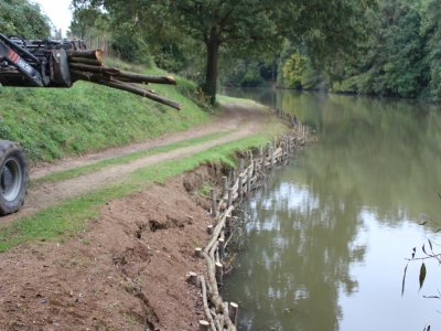 Voici une partie des berges réalisées. De la terre sera amenée par la suite. - Thomas Clavreul