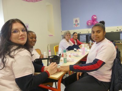 Les jeunes volontaires ont bénéficié d'un atelier bien-être et d'une séance de manucure et de nail art. - Anne Roger