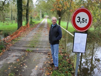 Raoul d'Aubert est ici sur la partie appartenant au domaine public, la seconde partie du pont et l'allée au fond sont à lui. - Thomas Clavreul