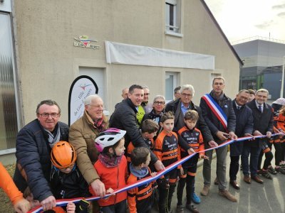 Avec Marc Madiot coupe du ruban avant dévoilement de la plaque - Renault Frédéric