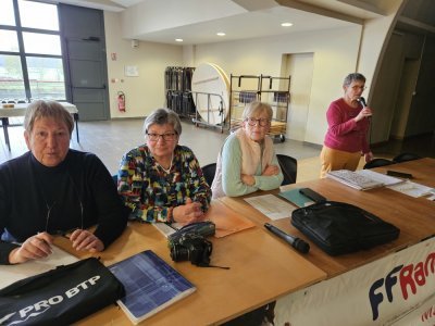 La présidente Isabelle Bourgeon au micro avec à sa droite la trésorière Dominique Boisramé, la secrétaire Jocelyne Esnault et la secrétaire adjointe Marie-Brigitte Foucault. - Frédéric Renault