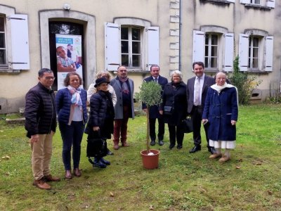 Des bénévoles entourant l'olivier, symbole de la renaissance du bâtiment. - Picasa