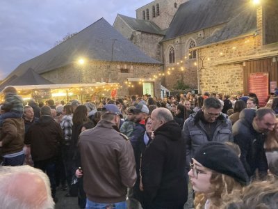 En attendant le feu d'artifice devant la buvette Chez Robert - Mickael