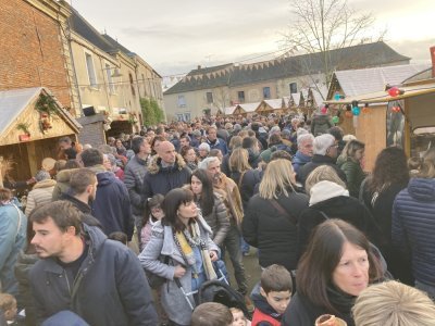 La foule au marché de Noël où régnaient la magie et la joie - Mickael