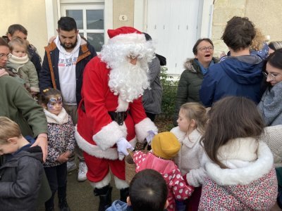 Le père Noël a récupéré les lettres des enfants - Mickael