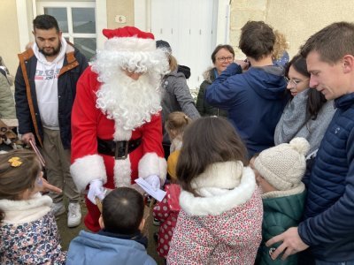 La venue du Père Noël était attendue par les enfants. Ils ont été récompensés - Mickael