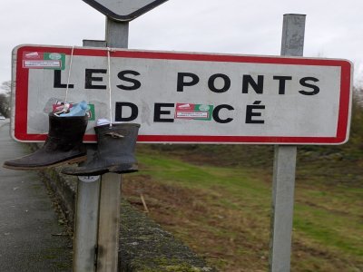 En plus des feux de colères, les agriculteurs ont accroché des bottes pleines de papiers aux entrées de villages. - Charlie Creteur