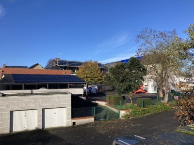 À l'école élémentaire publique Ernest Guillard des panneaux solaires ont été posés sur la toiture des bâtiments - Mickael