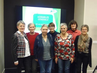 Les bénévoles retraitées de gauche à droite : Michelle Blu, Gaby Guiard, Marie-Thé Paillard, Dominique Brunet, Françoise Livrozet, Bernadette Baron et Patricia Bedouet. - Picasa