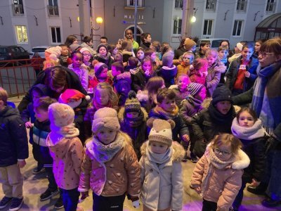 Les jeunes élèves ont chanté de belles chansons de Noël en attendant la venue du petit bonhomme au chapeau pointu - Mickael