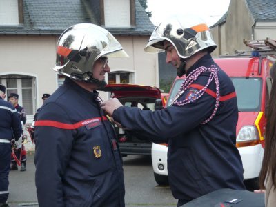 La médaille d'or a été remise au caporal-chef Dominique Crosnier par son fils. - Anne roger