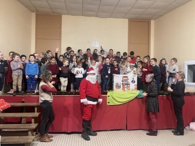 Les enfants ont reçu la visite du Père Noël après avoir chanté - Séverine BRIAND