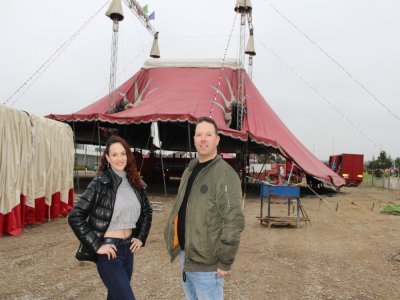 Isabelle Stepanies est devenue artiste de cirque pour voyager. Un métier qui demande sacrifice et énormément de travail. Elle est ici aux côtés de Vincent Justin (M. Loyal) lors de l'installation du cirque le 18 décembre. - Thomas Clavreul