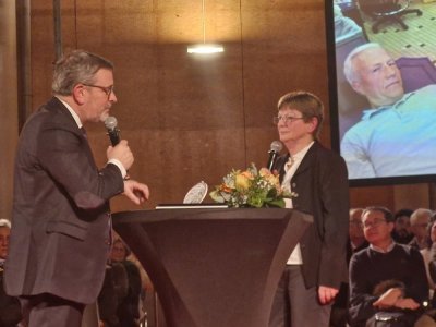 Philippe Bolo, député, a remis son trophée à la présidente de l'association pour le don du sang de Sainte-Gemmes'd'Andigné, vendredi 10 janvier. - Elodie Chalandre