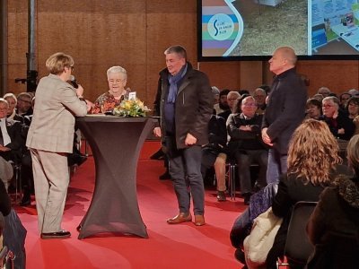 Lucienne Thomain a reçu le trophée de la Ville, lors de la cérémonie de vœux, vendredi 10 janvier. - Elodie Chalandre