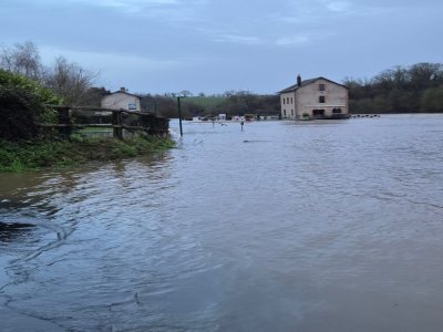 A côté, le restaurant Les Copains d'Abord a aussi été touché par les inondations - Photo transmise