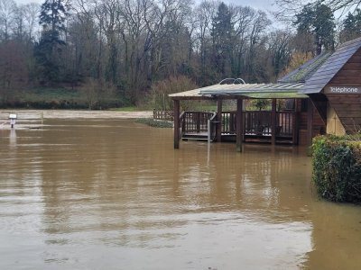 La guinguette de Ménil est sous l'eau à cause des crues. - CC