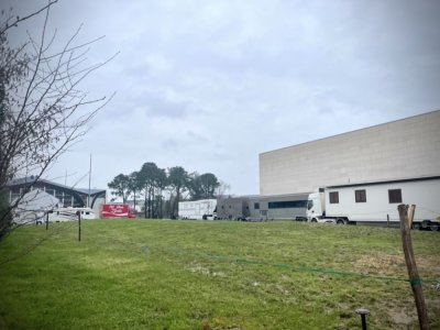 La troupe a dû se réfugier tout près de l'Espace Saint-Fiacre pour éviter les inondations. - CM