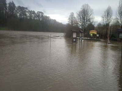 Le chemin de halage est totalement inondé, dimanche 26 janvier. - CC