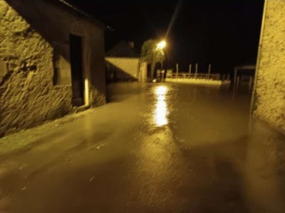 La rue du Port était une nouvelle fois sous les eaux, lundi 27 janvier au matin. - Charlie Creteur