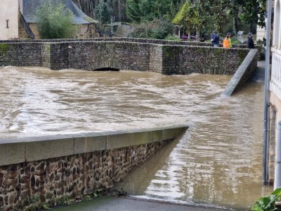 L'Oudon en crue menace de submerger le vieux-pont. - Philippe Simon