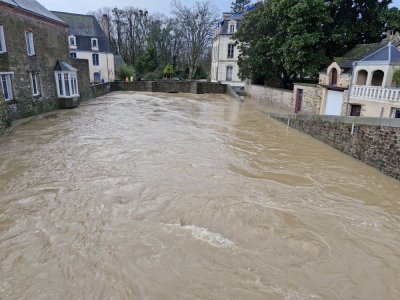 L'Oudon en crue recouvre les rues. Les mêmes scène se répètent ces derniers mois. - Philippe Simon