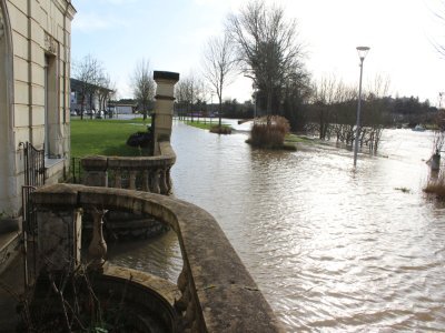 L'eau arrivait au niveau des marches des anciens bains douche et entourait les lieux. - Thomas Clavreul