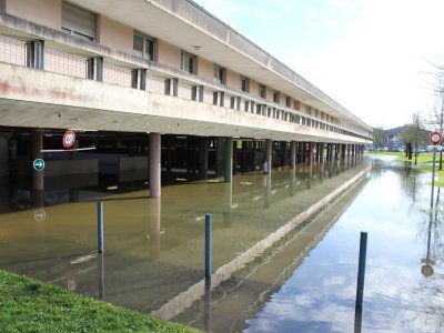 Les eaux atteignent le parking. - Thomas Clavreul