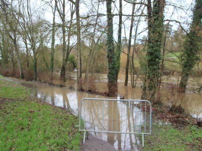 Un des chemins de la vallée de l'Oudon à proximité de l'aire de jeux est aussi sous l'eau. - Charlie Creteur