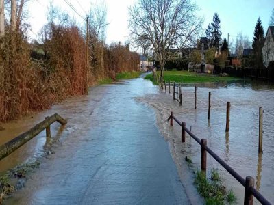 La rue du Lavoir est également inondée.  - Charlie Creteur