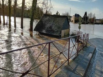 Plus de la moitié du lavoir de Saint-Aubin-du-Pavoil est dans l'Oudon. - Charlie Creteur