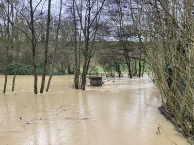 Par endroits il était parfois impossible d'emprunter les passerelles recouvertes par la rivière - Mickael